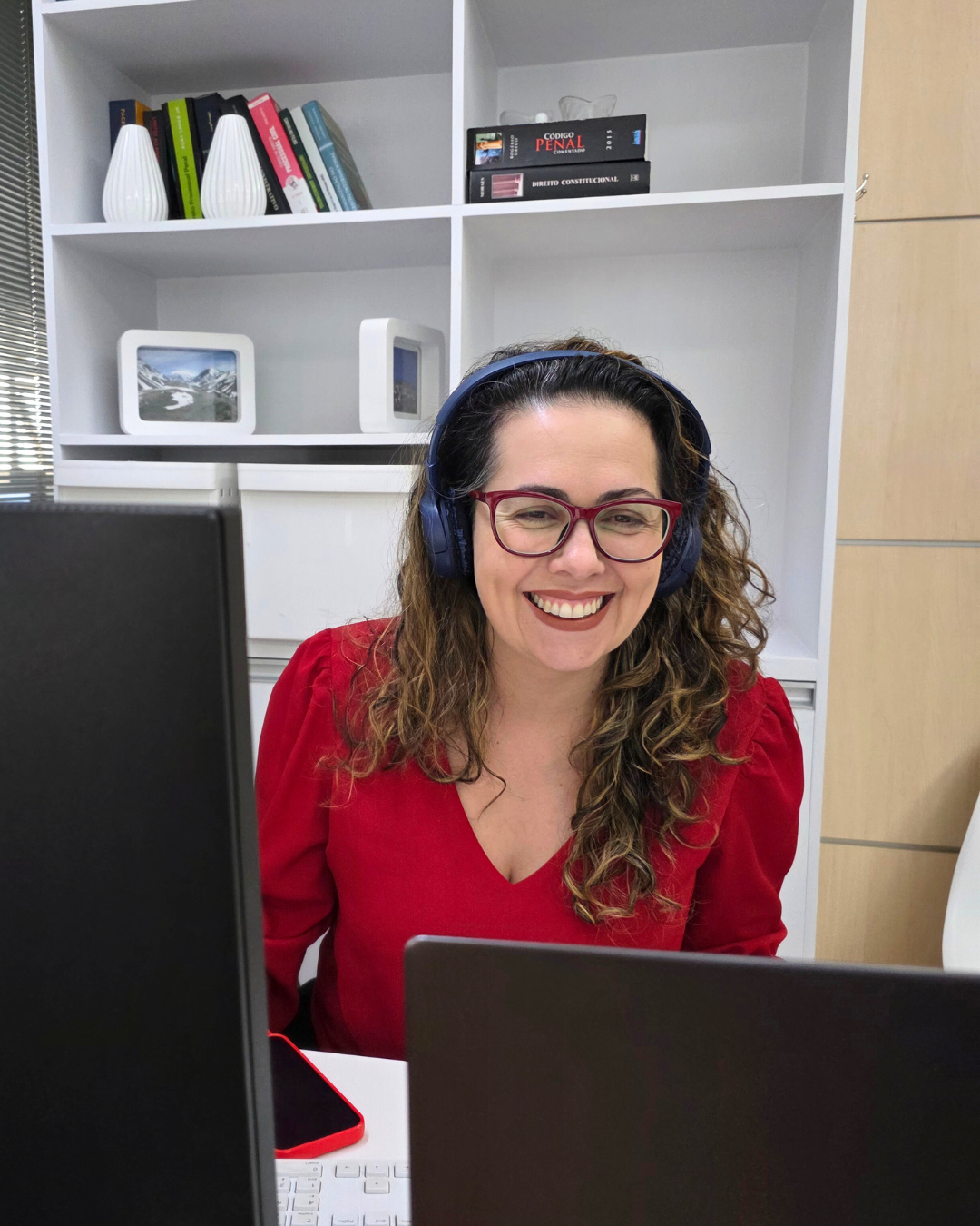 Clarissa Barroso em atendimento de consultoria migratória online