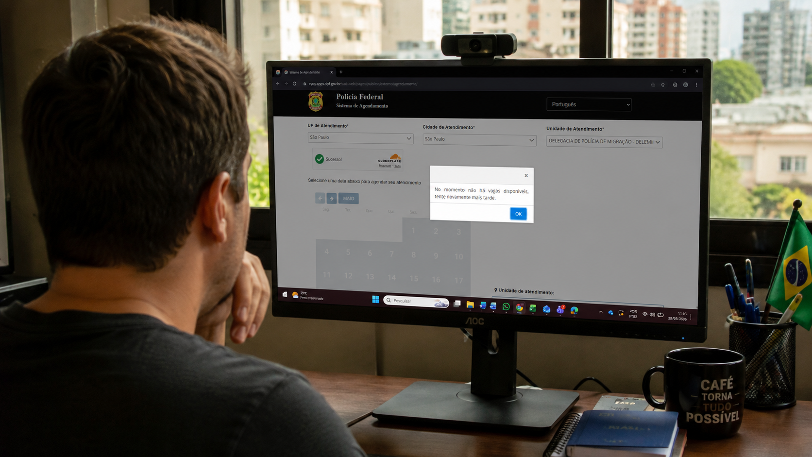 Pessoa estrangeira usando computador para organizar documentos migratórios no Brasil